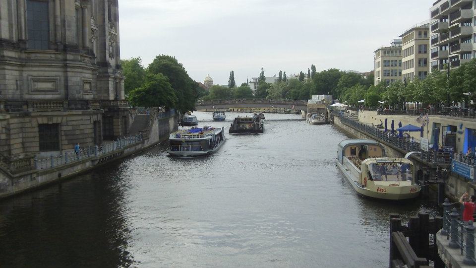 Fähren und Tourboote in Berlin und Blick auf die Stadt