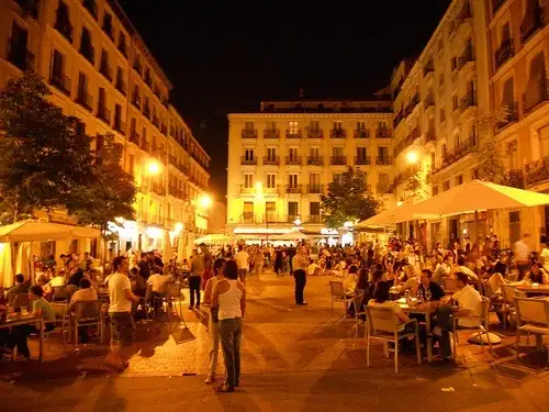 Area Chueca de noche con sus terrazas y bares en Madrid Area Chueca de noche con sus terrazas y bares en Madrid