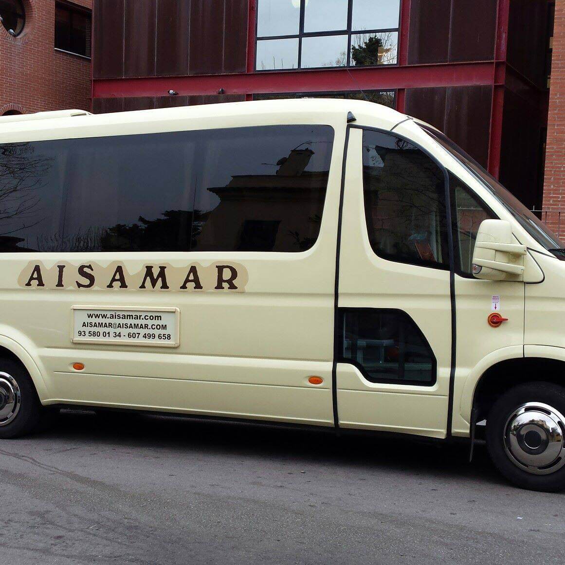 Lloga un 22 seients Midibus (IVECO  SUNSET 2015) a AUTOCARES AISAMAR S.L. a BARCELONA 