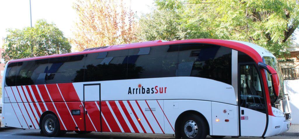Alquile un Autocar estándard de 59 plazas VOLVO SUNSUNDEGUI 2015) de ARRIBAS SUR,S.L. de CORDOBA 