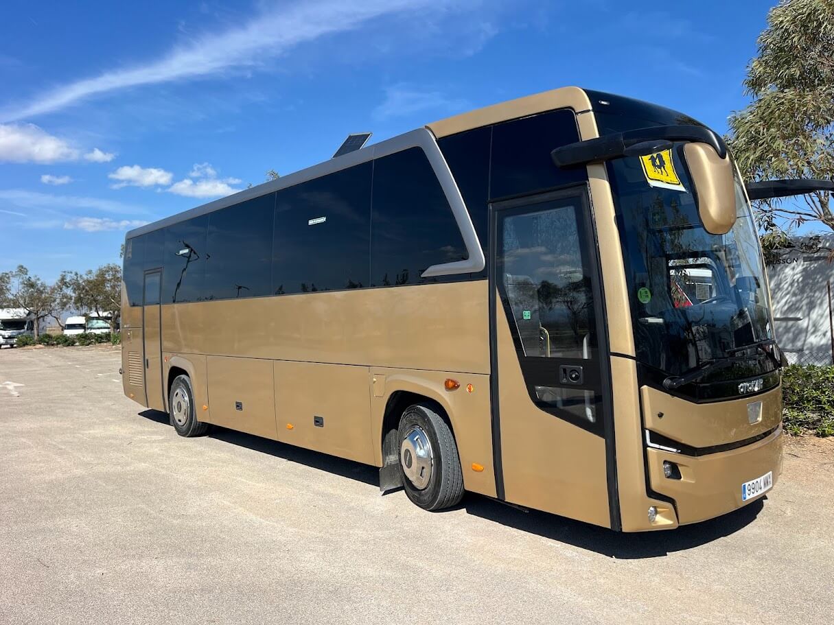 Alquila un 39 asiento Midibus (Otokar  Ulyso- T 2024) de Bcn City Bus Tour s.l. en Viladecavalls 