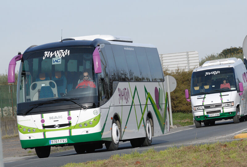 Mieten Sie einen 39 Sitzer Midibus (MAN Autocar estándar con los servicios básicos  2008) von AUTOBUSES JUANTXU in Barakaldo 