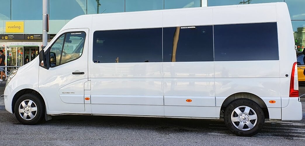 Alquila un 13 asiento Minibus  (Renault  Master 2016) de J2 jaume transfer SL en Sant Cebrià de Vallalta 