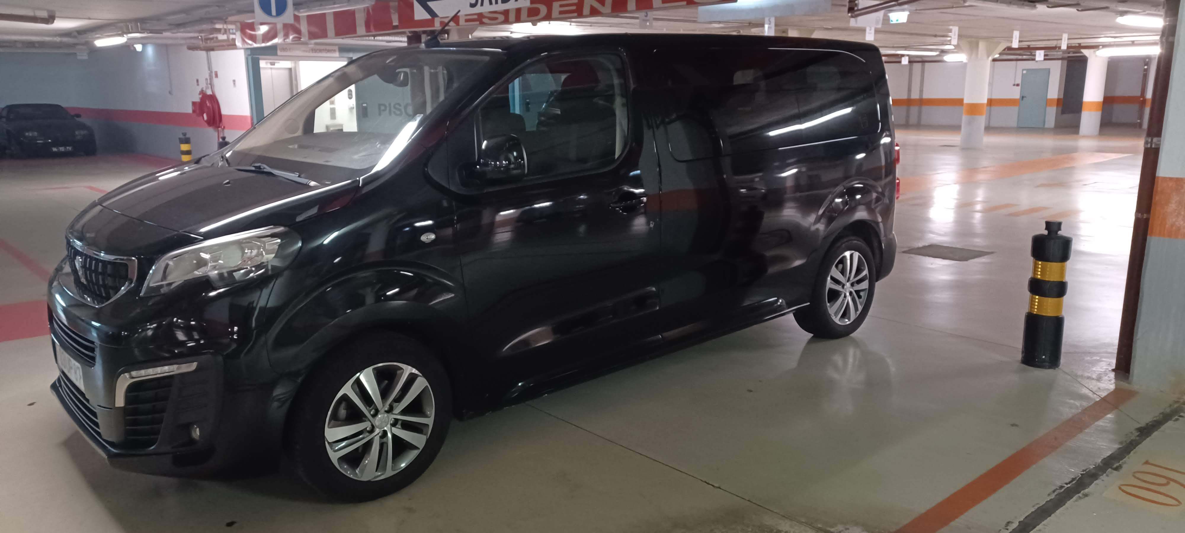 Hire a 6 seater Minivan (Peugeot  TRAVELLER 2018) from Conjugamapas Lda in Algés, Lisboa 