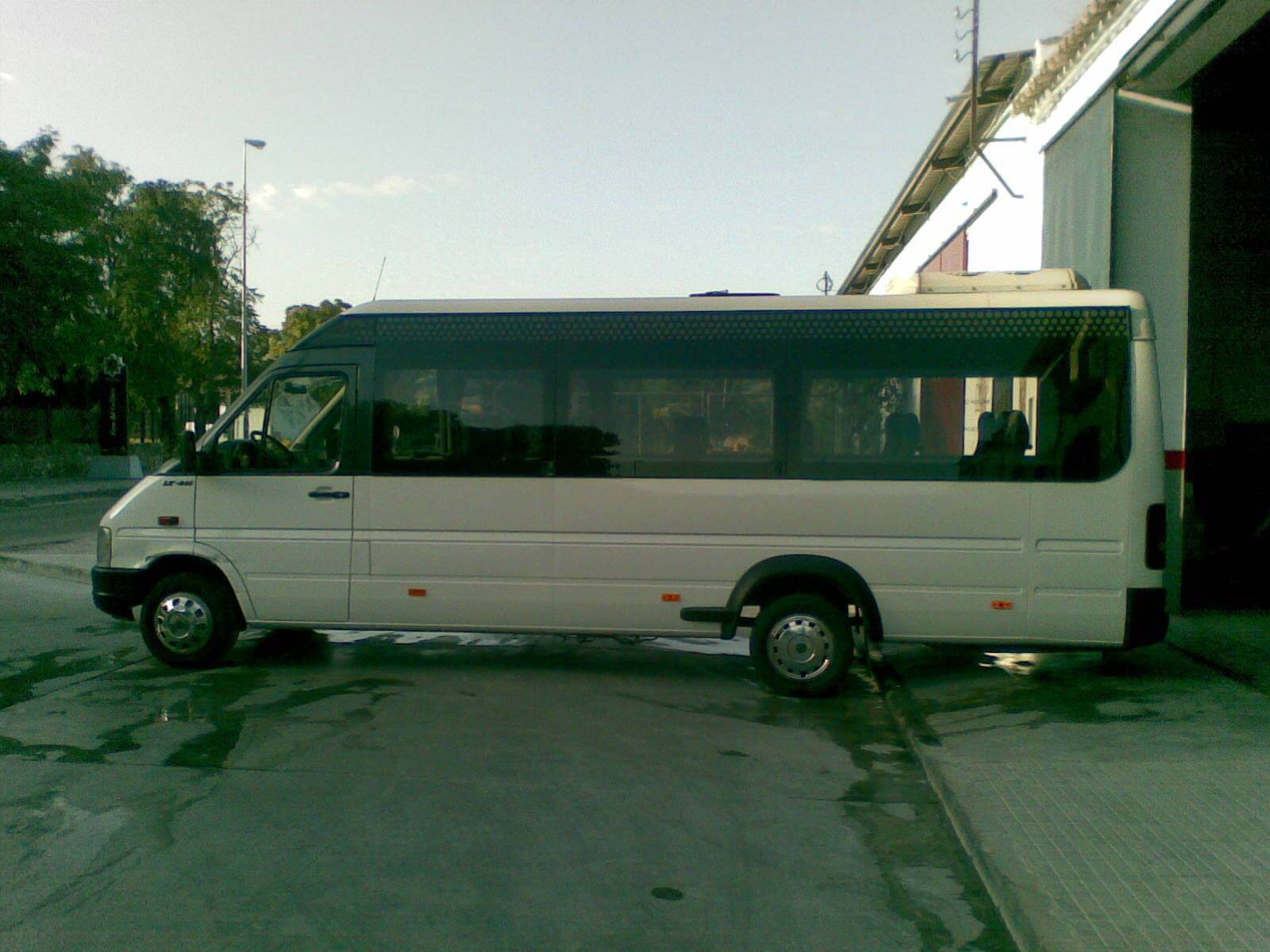 Rent a 22 seater Minibus  (Volkswagen LT46 2005) from Autocares Fernández Villatoro S.L. from Castro del Río - Córdoba 
