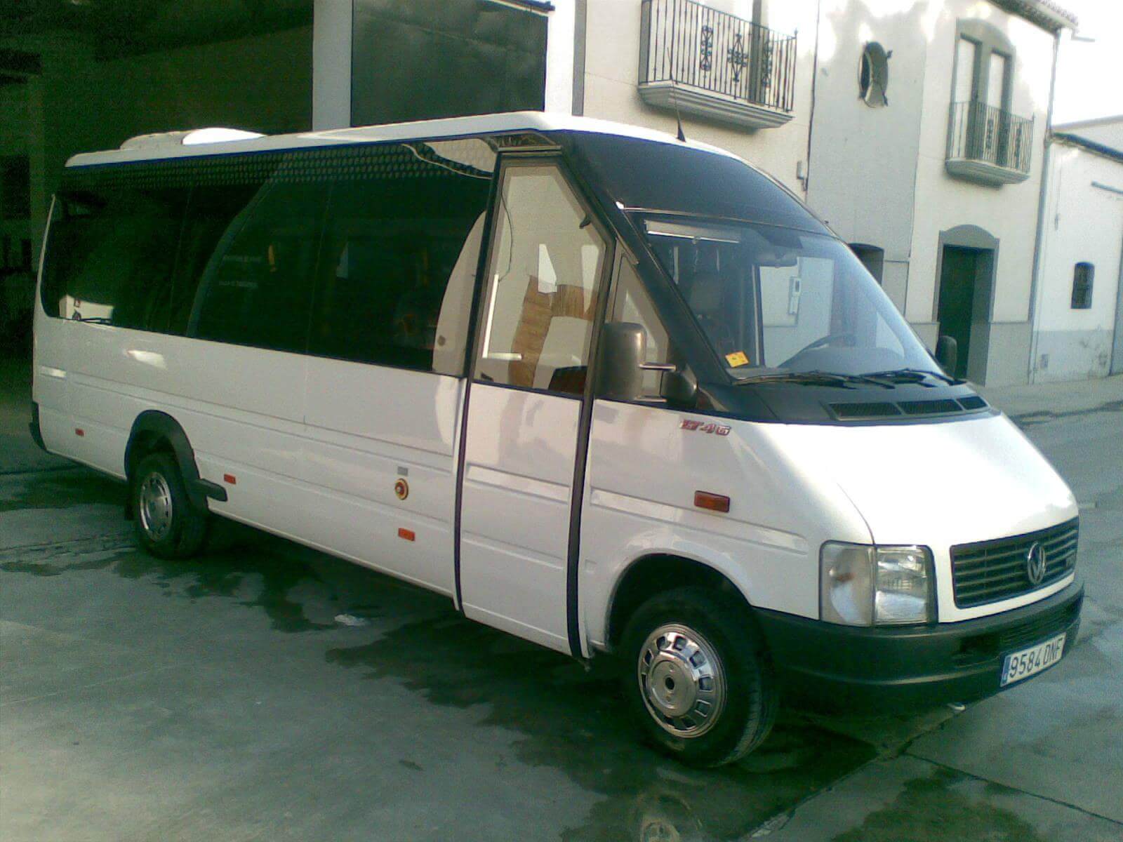 Alquila un 22 asiento Minibús (Volkswagen LT46 2005) de Autocares Fernández Villatoro S.L. en Castro del Río - Córdoba 