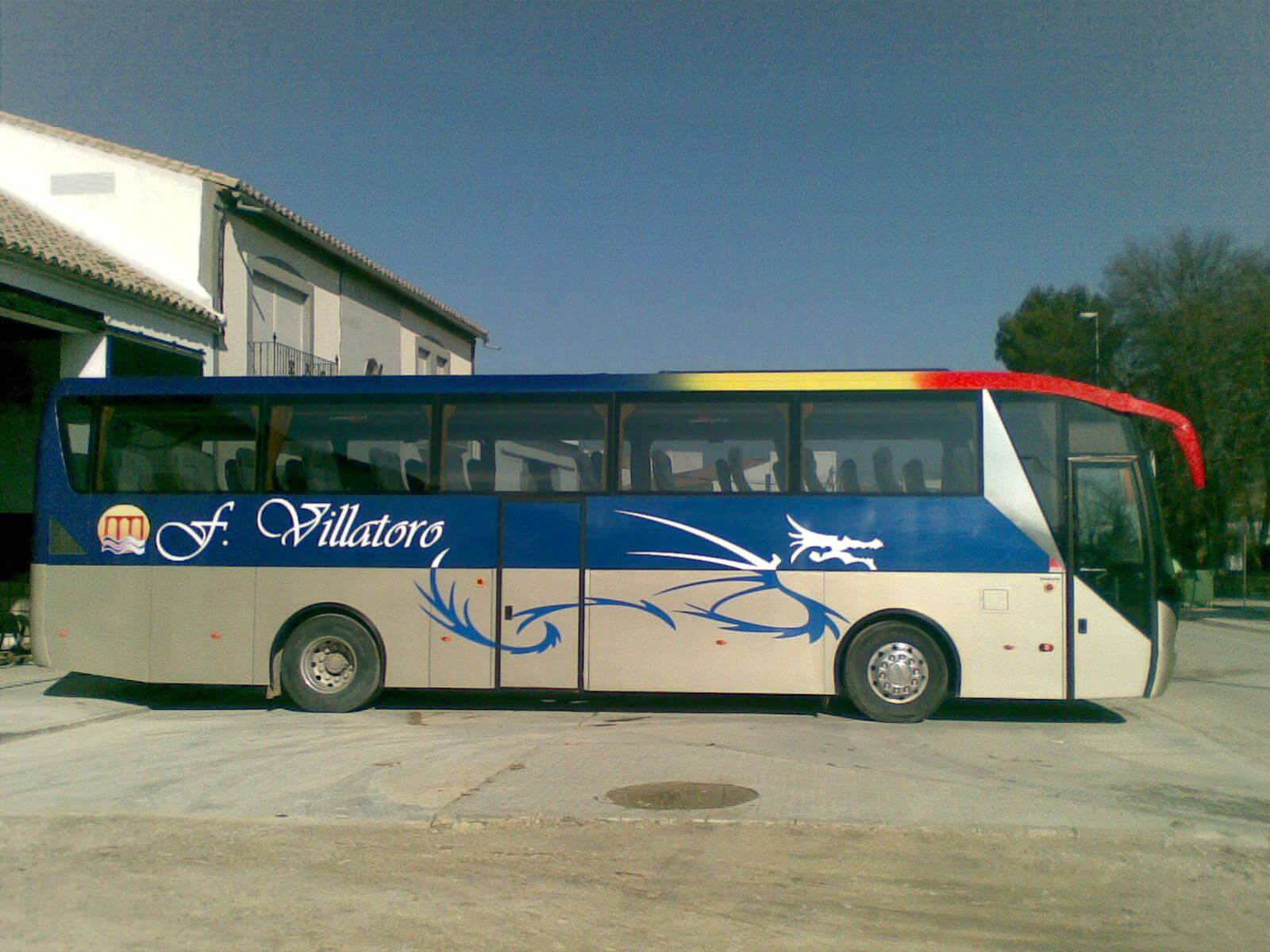 Mieten Sie einen 55 Sitzer Standard Reisebus (Mercedes Farebus Autocar ejecutivo con mucho espacio para las piernas. 2010) von Autocares Fernández Villatoro S.L. von Castro del Río - Córdoba 