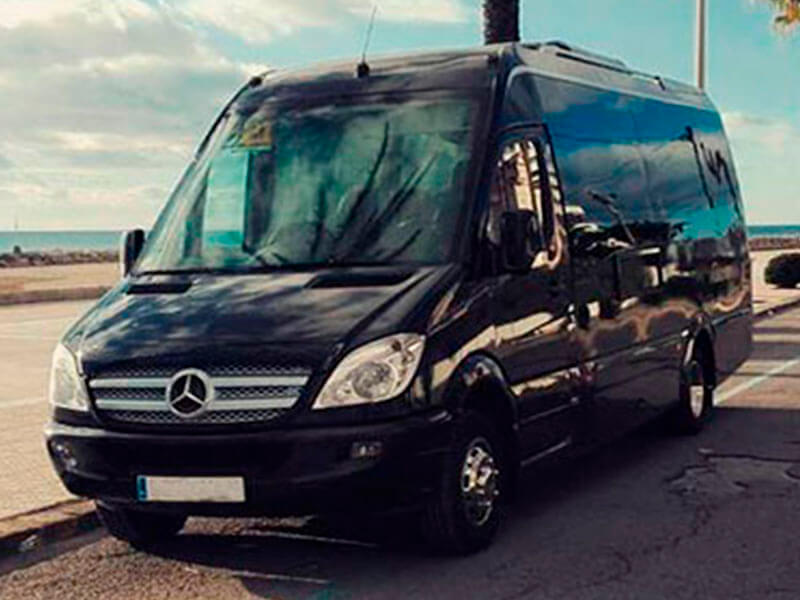 Lloga un 16 seients Minibus  (Mercedes Sprinter 2019) a VIP MONTPE TOURS a Oviedo 
