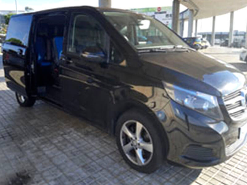 Lloga un 6 seients Minivan (Mercedes V220 2017) a VIP MONTPE TOURS a Oviedo 