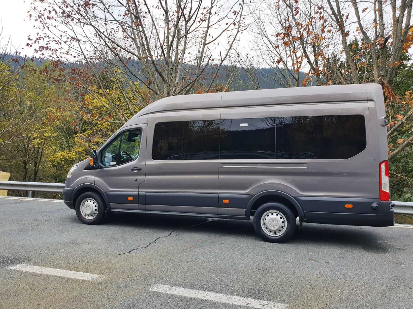 Alquila un 14 asiento Minibus  (Ford Transit FT440 2017) de J2 jaume transfer SL en Sant Cebrià de Vallalta 