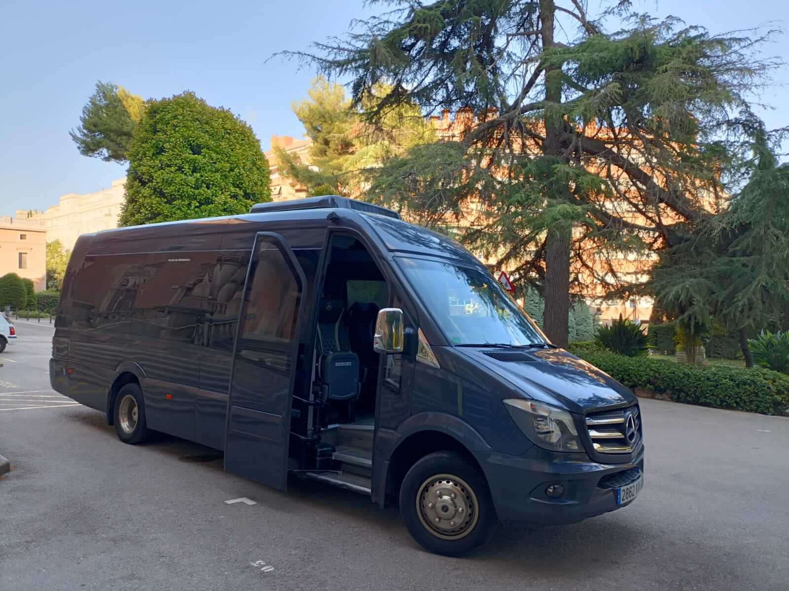 Lloga un 23 seients Midibus (Mercedes Sprinter 2019) a VIP MONTPE TOURS a Oviedo 