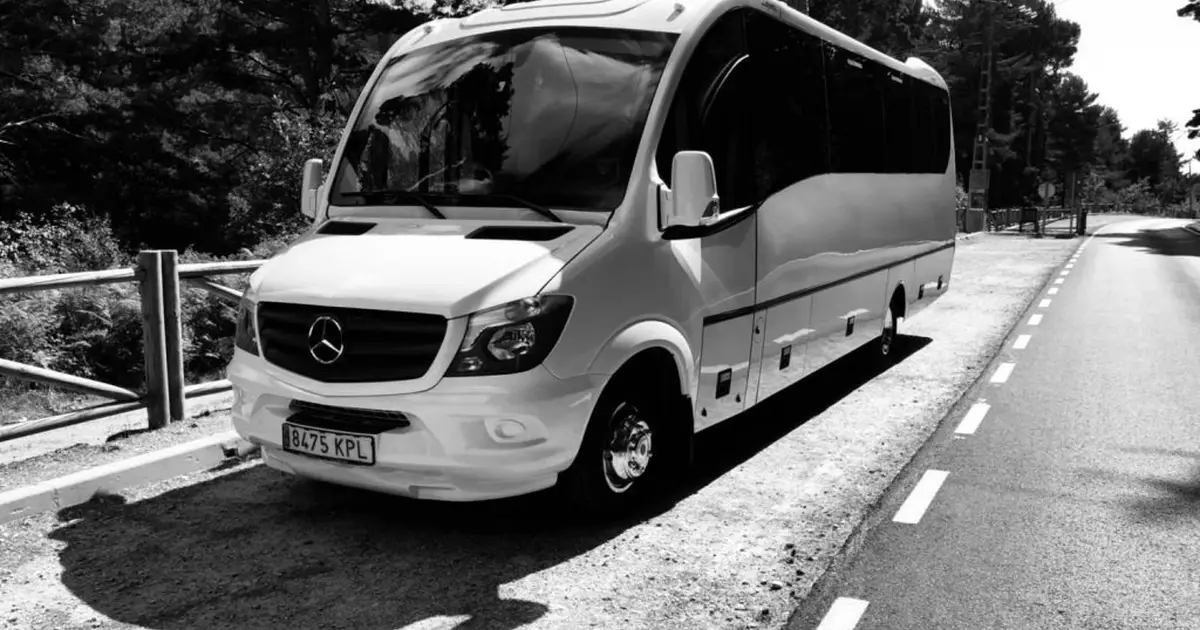 Ein 20-Sitzer-Kleinbus Mercedes Sprinter auf einer Straße in Toledo