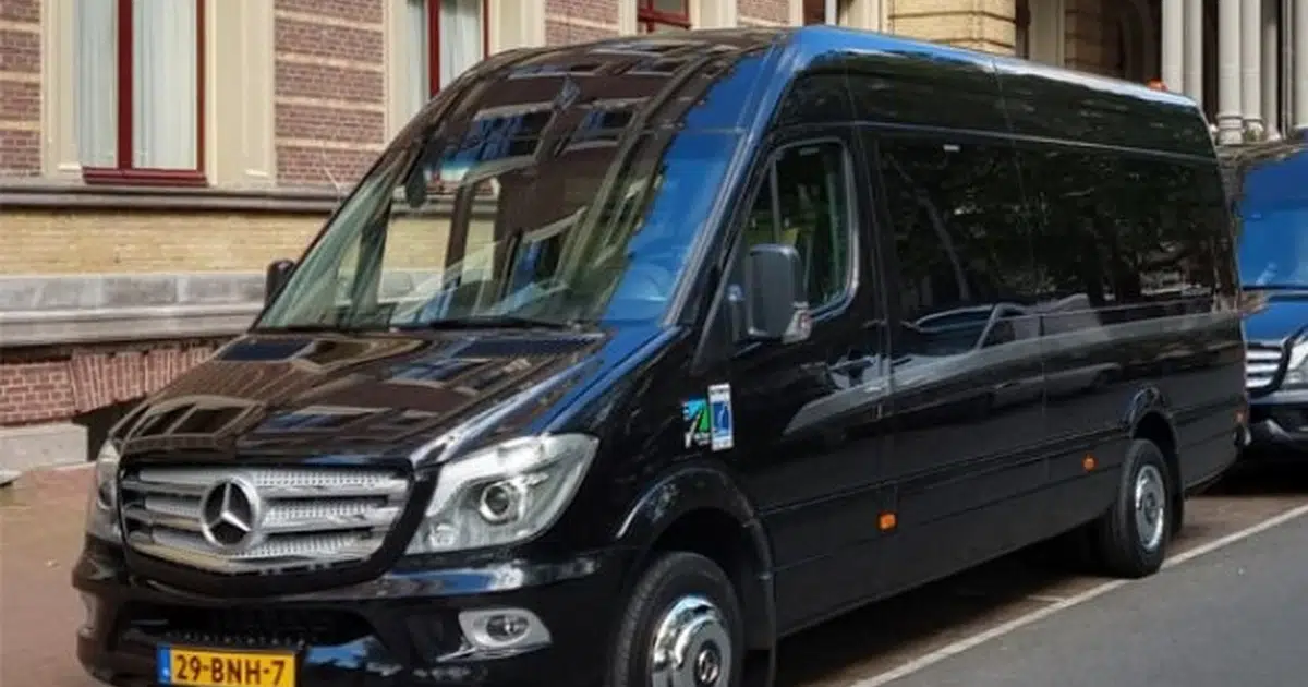 Een Mercedes Sprinter-minibus met 20 zitplaatsen geparkeerd in Brugge