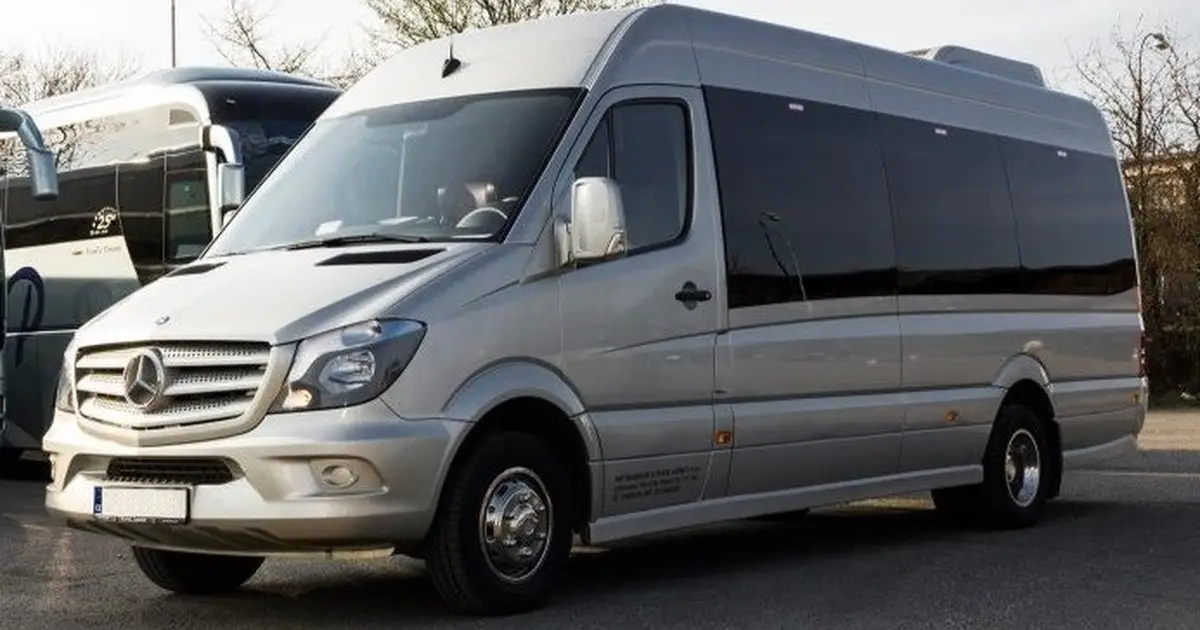 Un minibús Mercedes Sprinter de 16 plazas estacionado en Hoofddorp