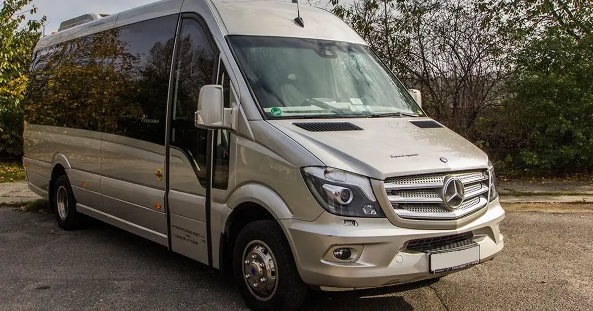 Een minibus Mercedes Sprinter met 15 zitplaatsen op de weg in Brussel