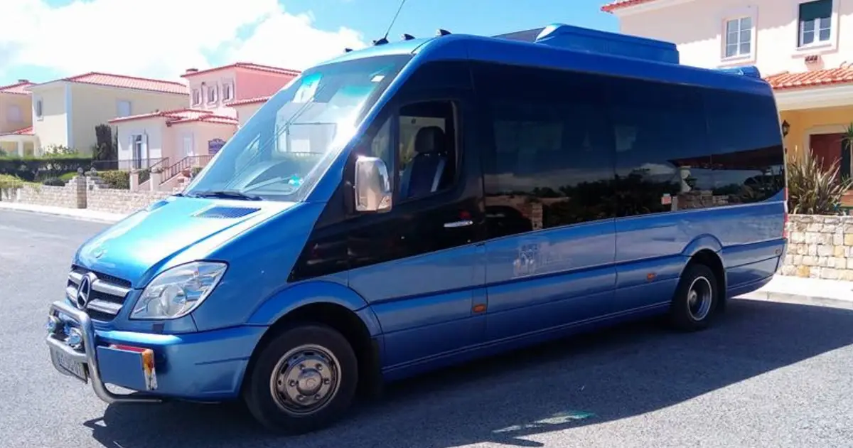 Un minibús Mercedes Sprinter de 16 plazas estacionado en una calle de Lisboa