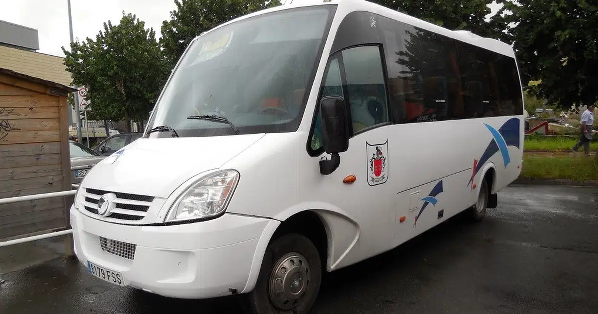 Un minibús Sprinter de 12 plazas estacionado en Pamplona