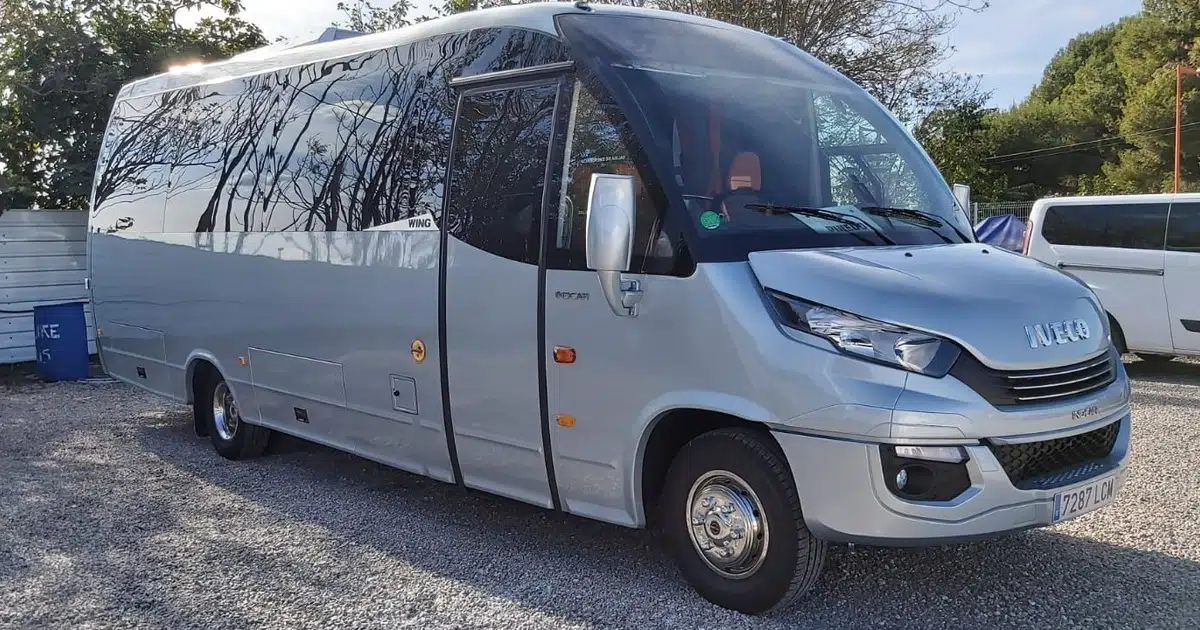 Un minibús Iveco Sprinter de 20 plazas aparcado en Valencia