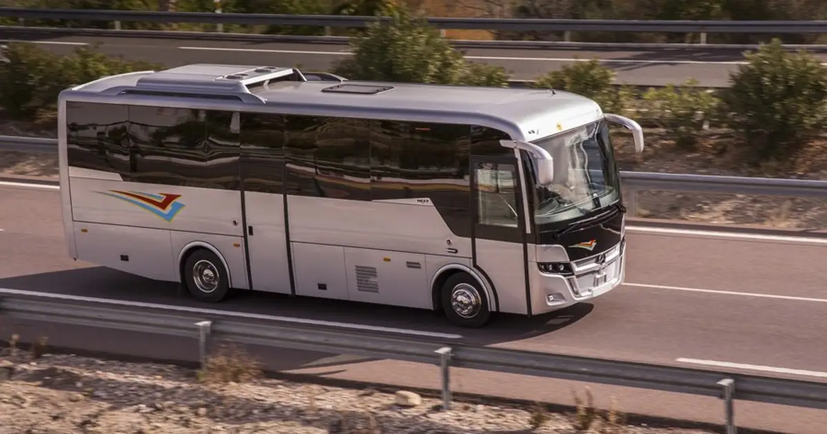 Ein Mercedes Midibus mit 28 Sitzplätzen auf der Straße in Almería