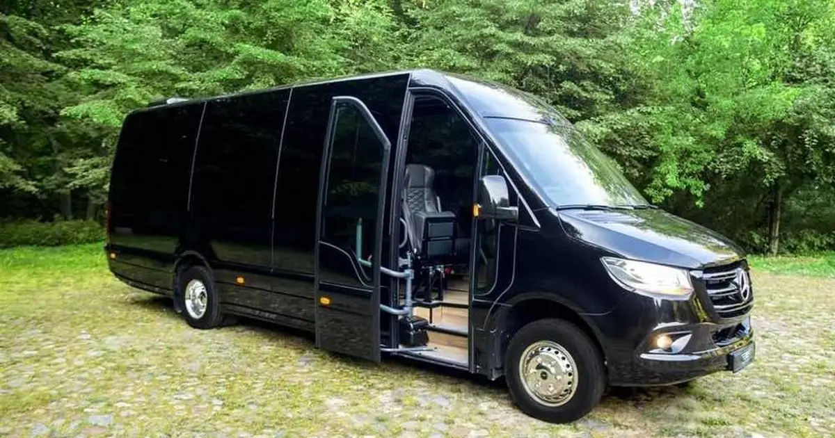 Ein 16-Sitzer-Minibus Mercedes Sprinter, geparkt auf einem Feld in Granada