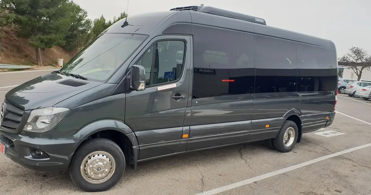 Un minibús Mercedes Sprinter de 15 places en un aparcament de Lleida