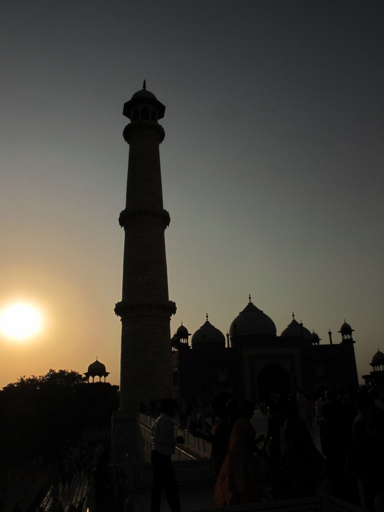 The sun goes down directly behind the Taj Mahal
