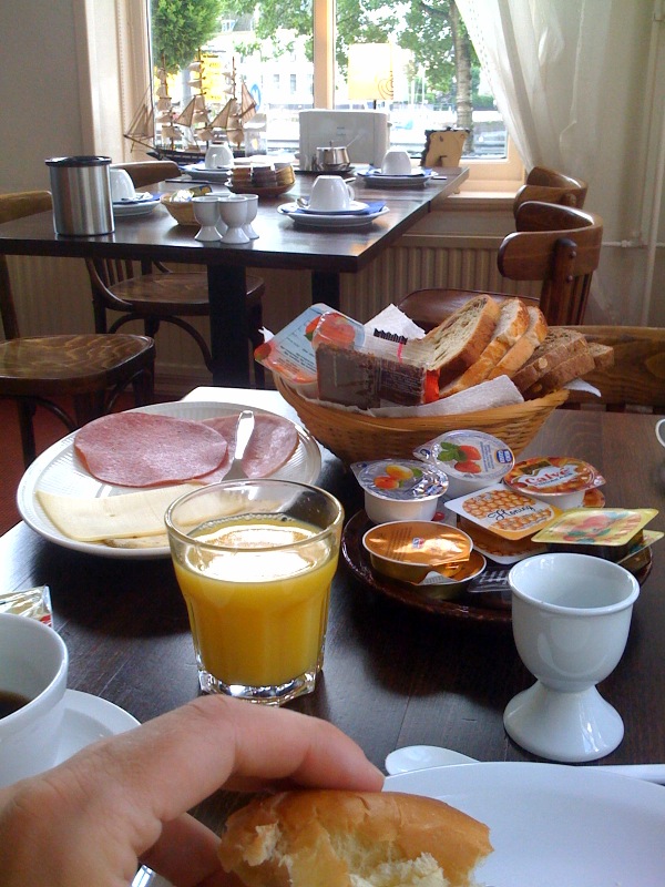 Aan het ontbijt in hotel Princenjagt, Middelburg