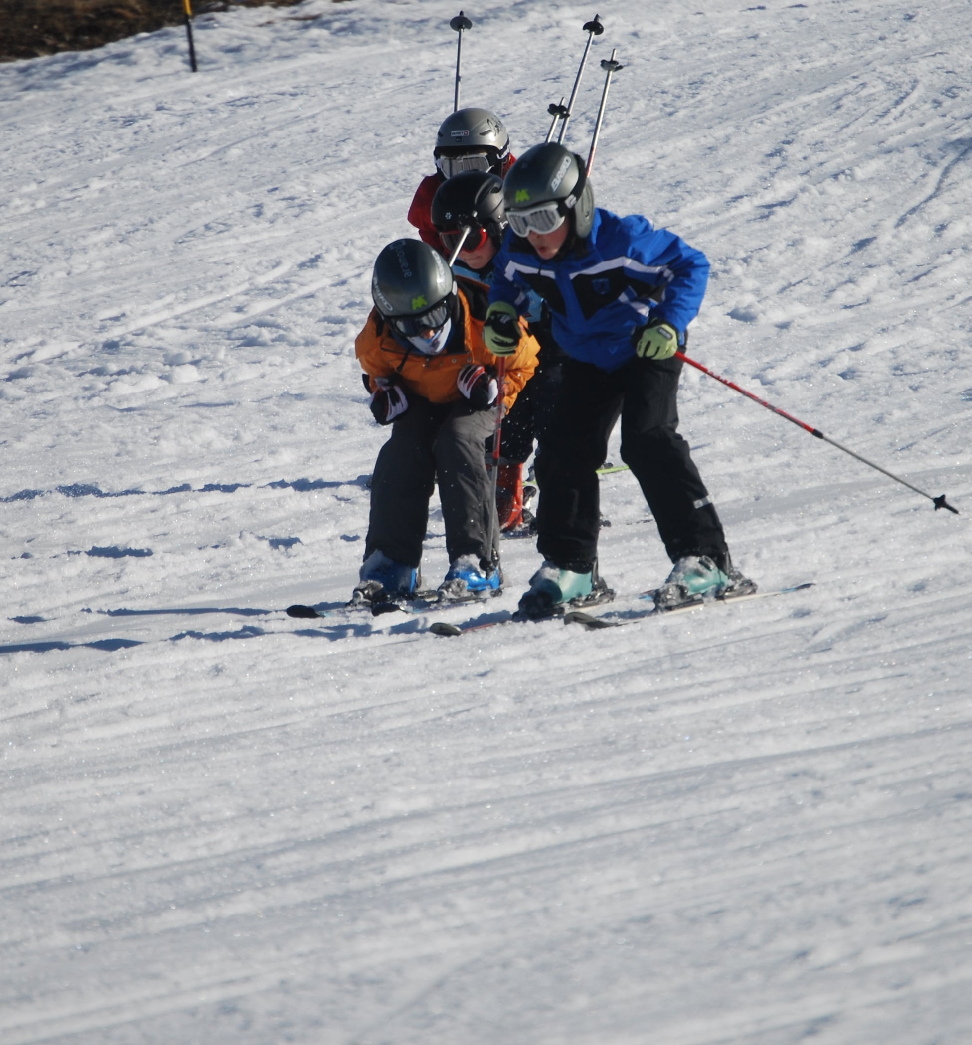 Grupo de esquiadores aprendices