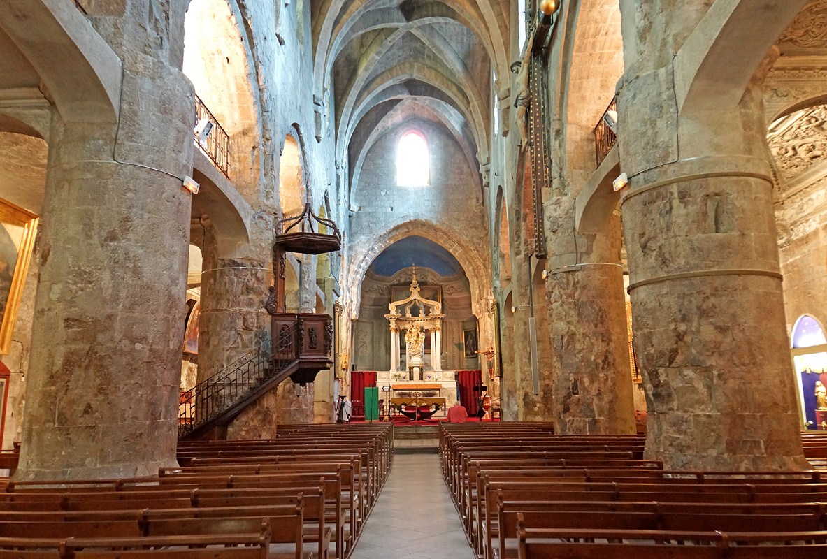The nave of the cathedral Notre Dame du Puy.