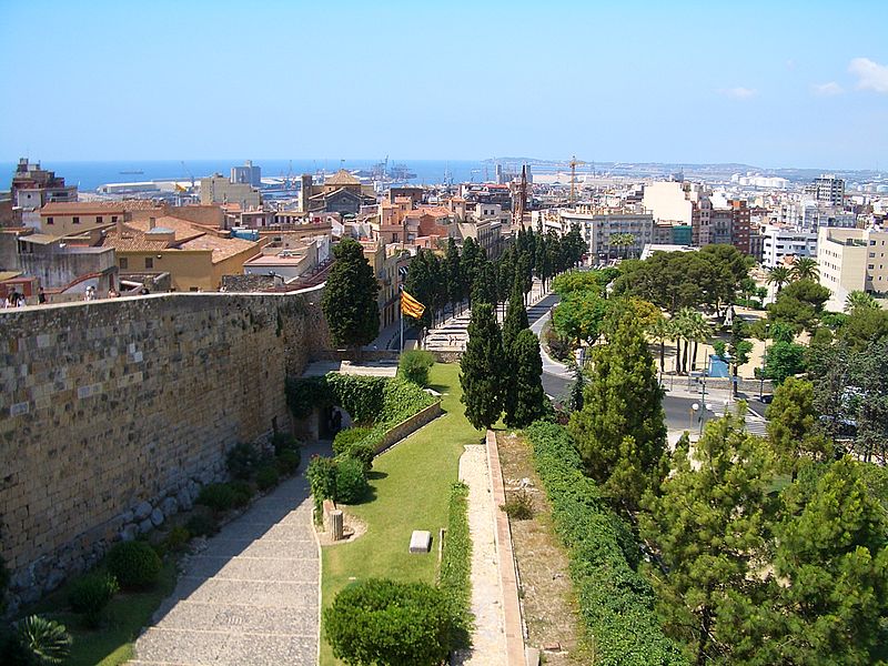 Vista de Tarragona con la muralla a la izquierda