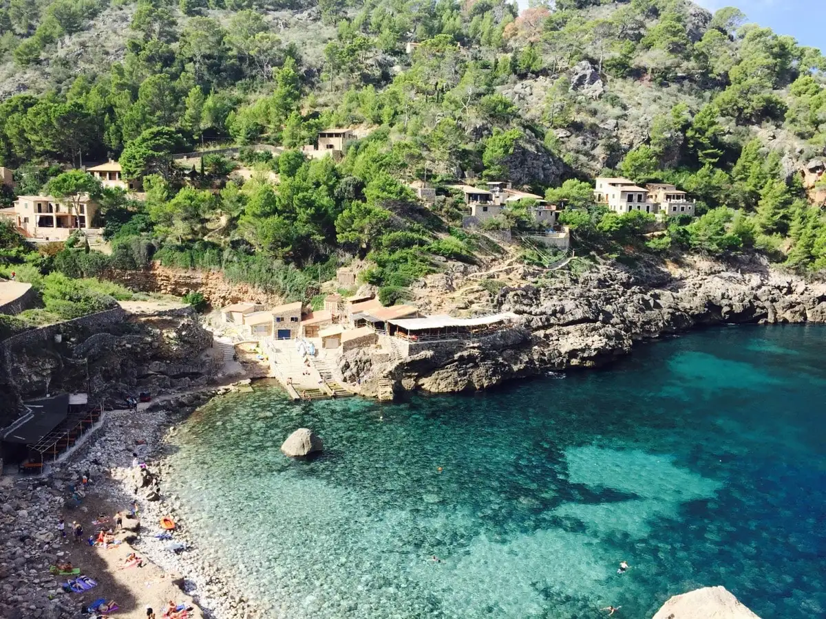 Sicht von Cala Deia mit Strand und Landschaft