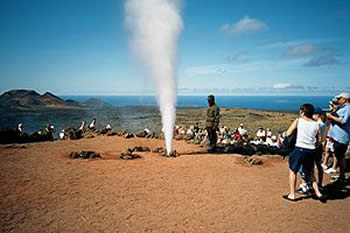 Explosión de un géiser durante un tour por el Parque Natural del Archipiélago de Chinijo en Lanzarote 