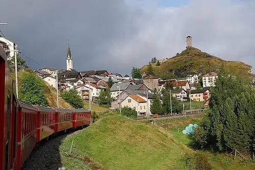 Zug fährt durch Ardez,