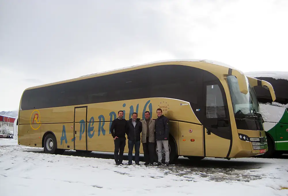 AUTOCARES APERRINO 55 personas