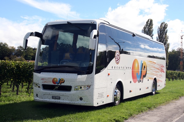 Autobus von JP Excursions für Flughafen-Transfer von Gruppen