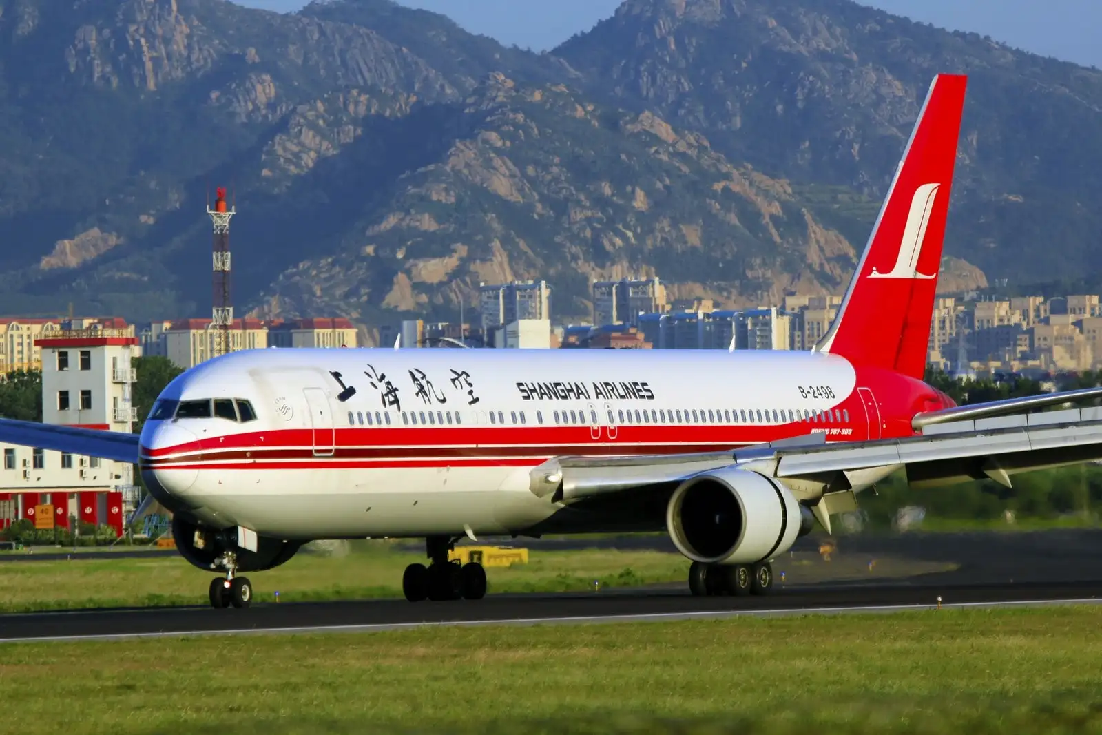 B-2498 Shanghai Airlines Boeing 767-36D TAO