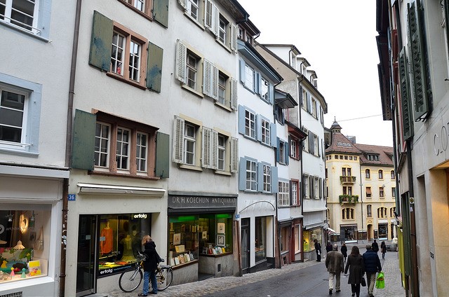 Basel Stadt und Läden um schöne Andenken zu kaufen