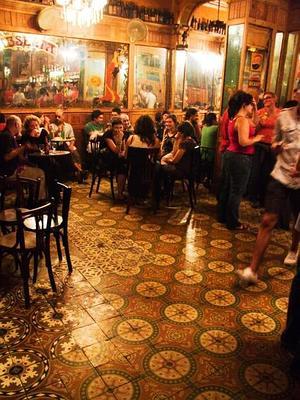 Vista interior del Bar Marsella en Barcelona