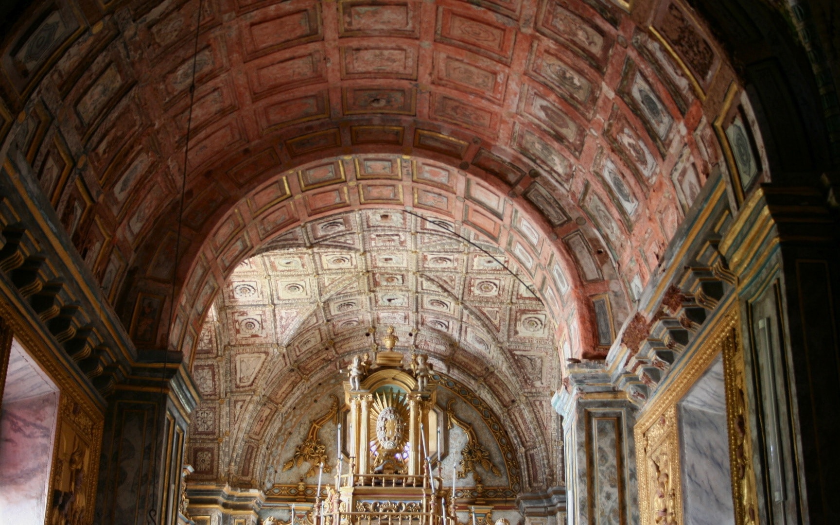 Baroque arch inside Sé cathedral