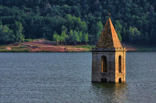 Campanario de la antigua iglesia que sobresale de la superficie del agua en el Pantano de Sau