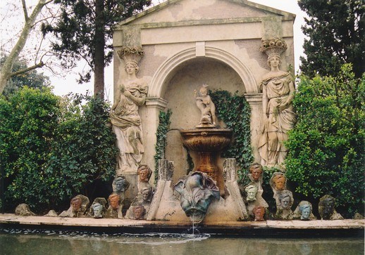 Casa Museo Dalí, piscina flanqueada por bustos de Wagner