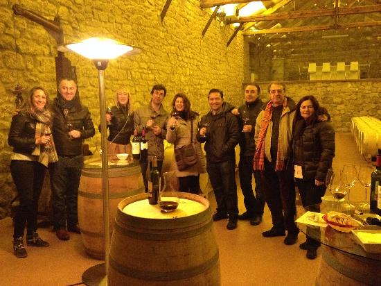 Cata de vino durante una visita a la Bodega Gómez Cruzado