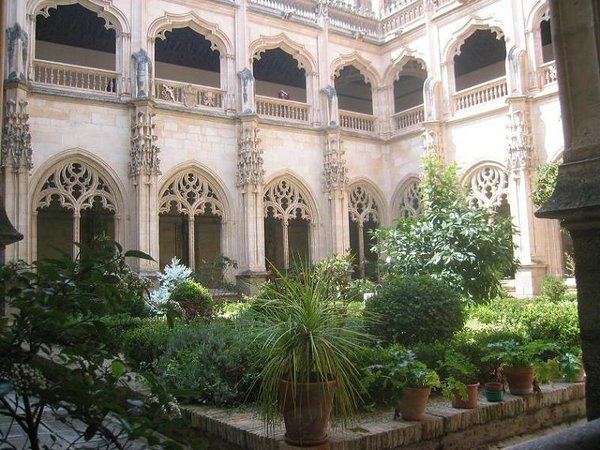Claustro y jardín del Monasterio de San Juan de los Reyes en Toledo