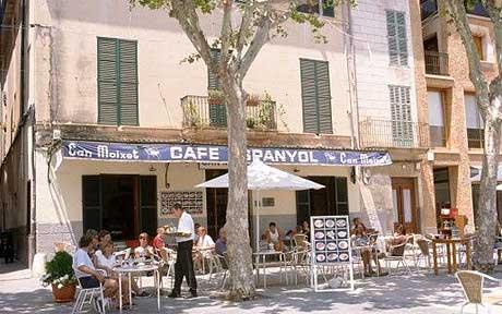 Disfrutando un delicioso café en Pollença, Mallorca 