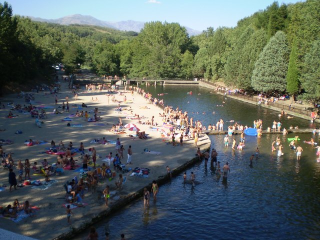 Vista general de El Lago con locales y turistas disfrutando de la  piscina natural