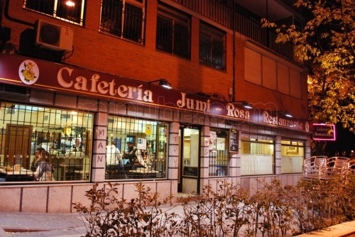 Vista exterior nocturna del Restaurante La Rosa en Madrid 