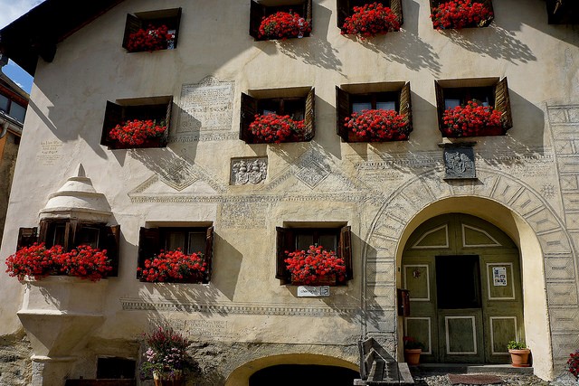 Blumenbeschmücktes Haus im malerischen Guarda