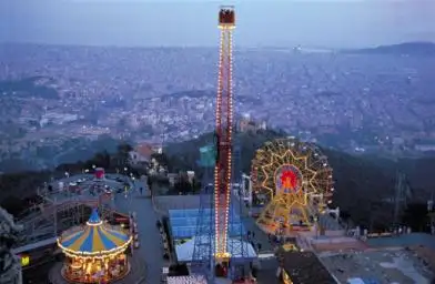 Allgemeiner Blick vom Parque de Atracciones del Tibidado in Barcelona Tibidabo Park