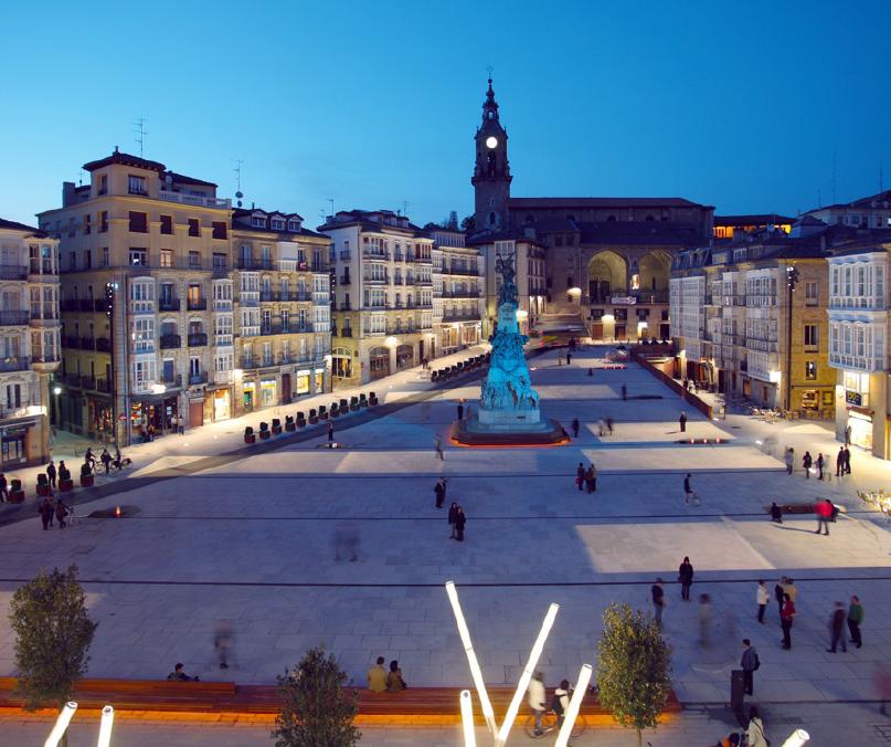 Vista panorámica Plaza de la Virgen Blanca en Vitoria Gasteiz