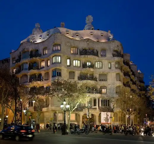 Allgemeiner Blick von Casa Mila während einer Abendtour